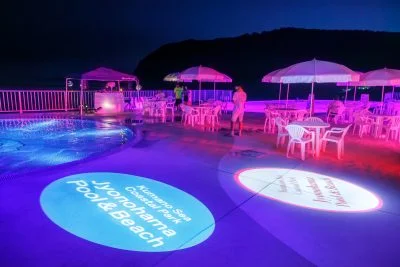 無料壁紙 DJブースの灯り。PCとデスクトップ壁紙に最適な4K高画質の無料壁紙。三重県紀北町の城ノ浜プール＆ビーチで撮影したフリー写真素材