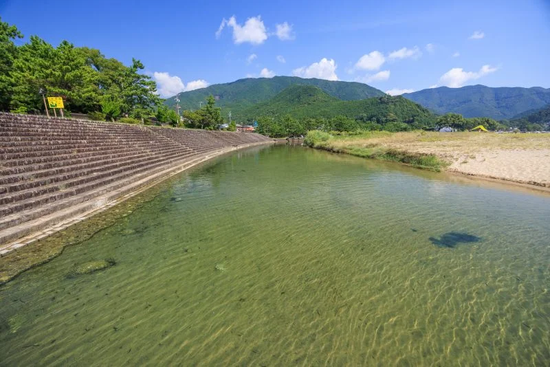 無料壁紙 澄んだ川遊びエリア。PCとデスクトップ壁紙に最適な4K高画質の無料壁紙。三重県熊野市の新鹿海水浴場で撮影したフリー写真素材