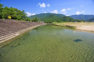 無料壁紙 澄んだ川遊びエリア。PCとデスクトップ壁紙に最適な4K高画質の無料壁紙。三重県熊野市の新鹿海水浴場で撮影したフリー写真素材