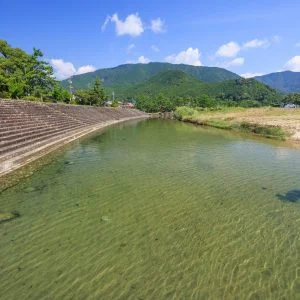 無料壁紙 澄んだ川遊びエリア。PCとデスクトップ壁紙に最適な4K高画質の無料壁紙。三重県熊野市の新鹿海水浴場で撮影したフリー写真素材