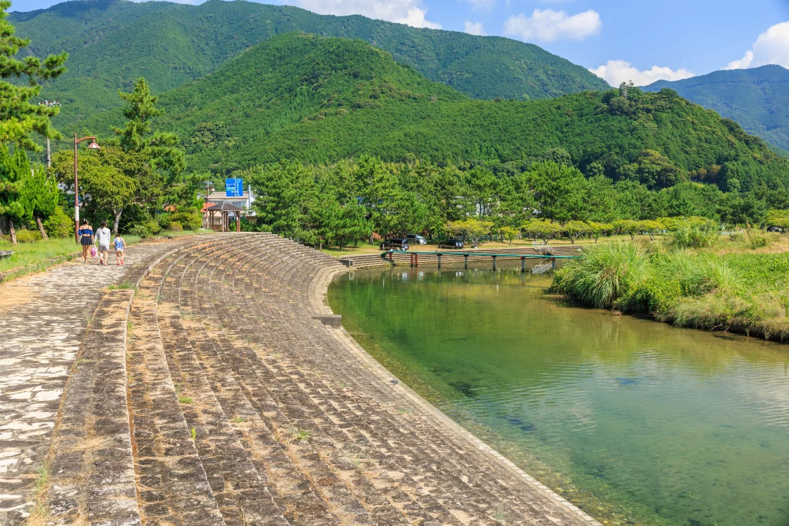 無料壁紙 川遊びエリアと遊歩道。PCとデスクトップ壁紙に最適な4K高画質の無料壁紙。三重県熊野市の新鹿海水浴場で撮影したフリー写真素材