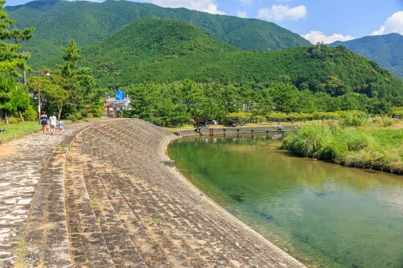 無料壁紙 川遊びエリアと遊歩道。PCとデスクトップ壁紙に最適な4K高画質の無料壁紙。三重県熊野市の新鹿海水浴場で撮影したフリー写真素材