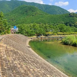 無料壁紙 川遊びエリアと遊歩道。PCとデスクトップ壁紙に最適な4K高画質の無料壁紙。三重県熊野市の新鹿海水浴場で撮影したフリー写真素材