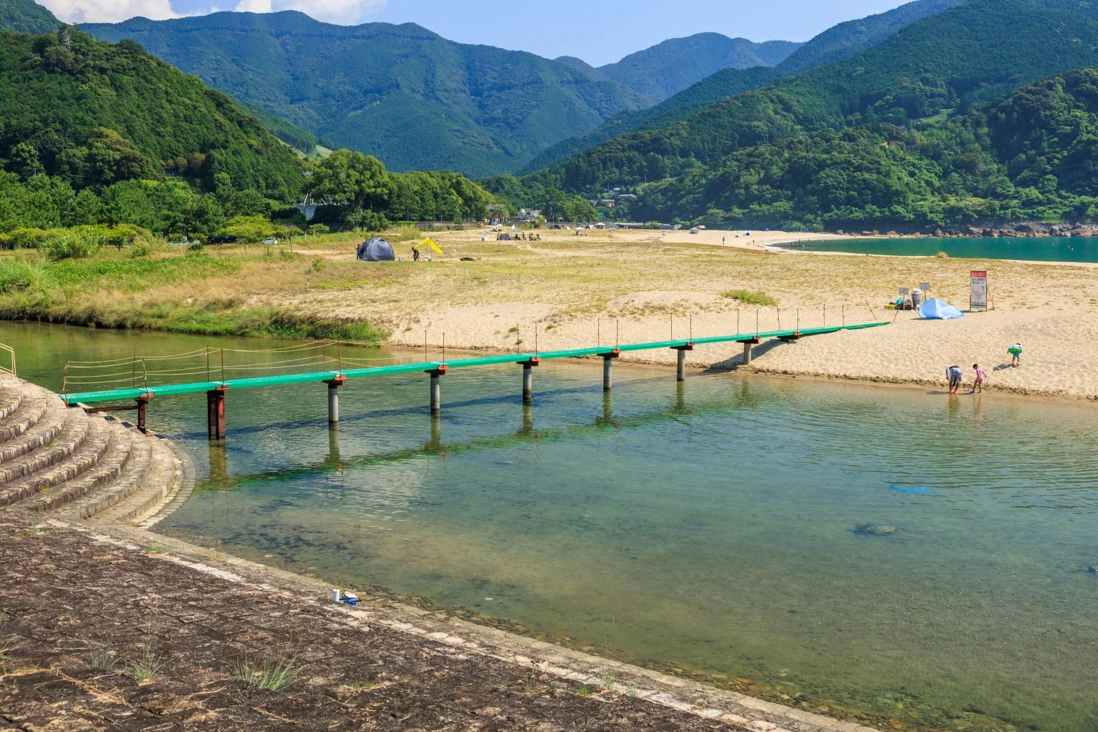 無料壁紙 川に掛かる橋。PCとデスクトップ壁紙に最適な4K高画質の無料壁紙。三重県熊野市の新鹿海水浴場で撮影したフリー写真素材