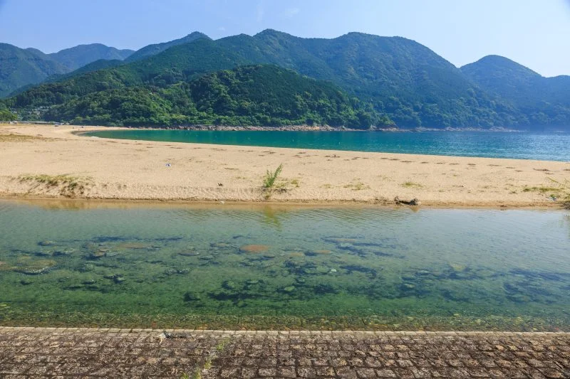 無料壁紙 淡水エリア（川）と海。PCとデスクトップ壁紙に最適な4K高画質の無料壁紙。三重県熊野市の新鹿海水浴場で撮影したフリー写真素材