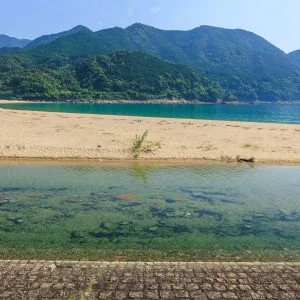 無料壁紙 淡水エリア（川）と海。PCとデスクトップ壁紙に最適な4K高画質の無料壁紙。三重県熊野市の新鹿海水浴場で撮影したフリー写真素材