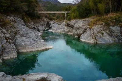 無料壁紙 櫛田川のある町。PCとデスクトップ壁紙に最適な4K高画質の無料壁紙。三重県松阪市の香肌峡で撮影したフリー写真素材