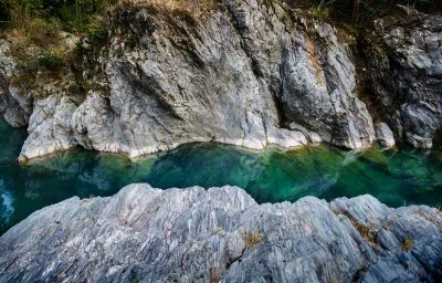 無料壁紙 香肌に潜む櫛田川ブルー。PCとデスクトップ壁紙に最適な4K高画質の無料壁紙。三重県松阪市の香肌峡で撮影したフリー写真素材