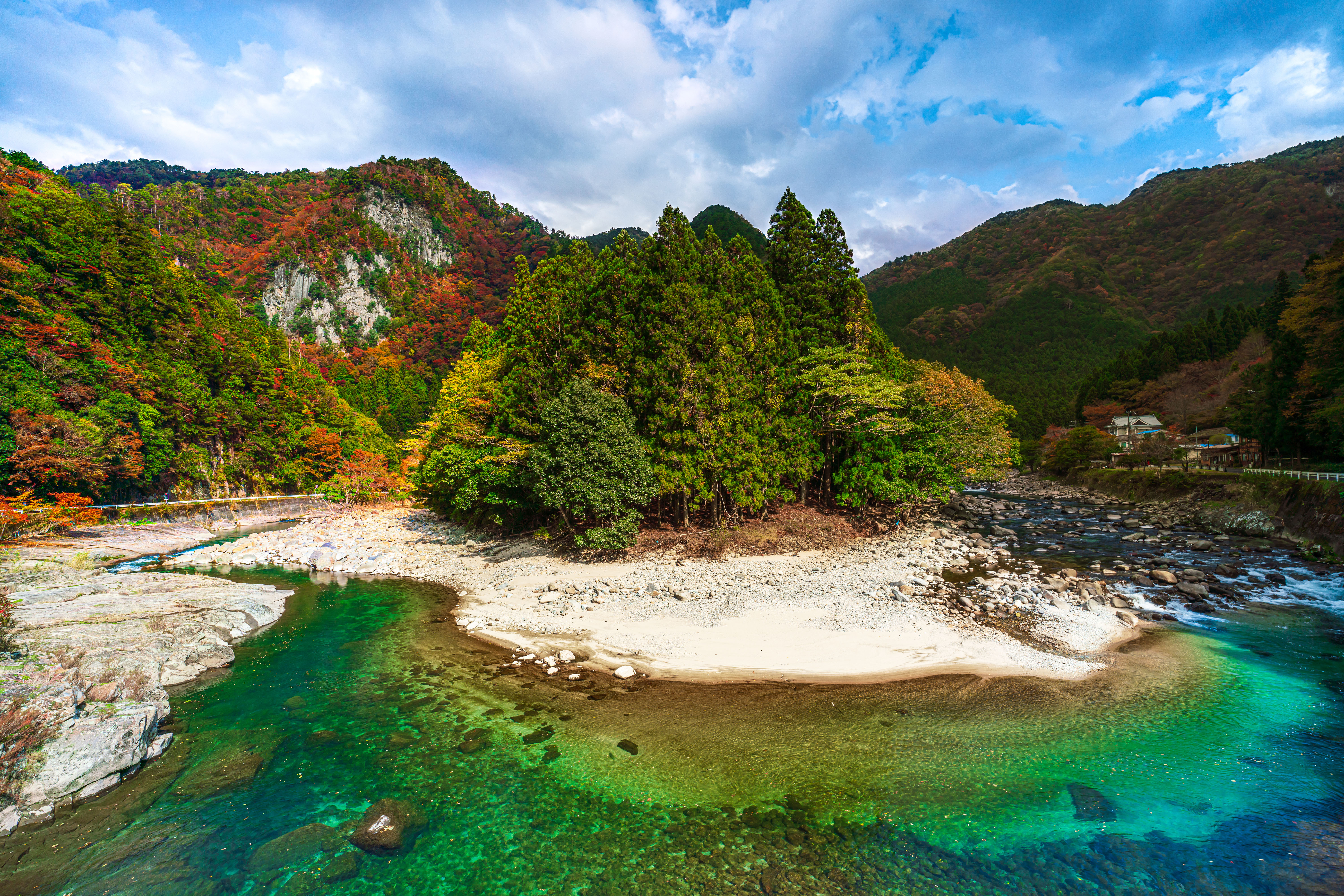無料壁紙 奈良と名張の県境。PCとデスクトップ壁紙に最適な4K高画質の無料壁紙。三重県名張市の香落渓で撮影したフリー写真素材
