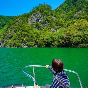 無料壁紙 大杉谷渓谷の新緑を眺める。PCとデスクトップ壁紙に最適な4K高画質の無料壁紙。三重県大台町の宮川ダム湖観光船で撮影したフリー写真素材