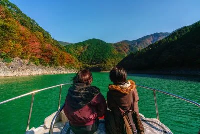 無料壁紙 宮川ダム湖観光船で紅葉狩り。PCとデスクトップ壁紙に最適な4K高画質の無料壁紙。三重県大台町の宮川ダム湖観光船で撮影したフリー写真素材