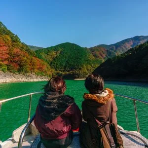 無料壁紙 宮川ダム湖観光船で紅葉狩り。PCとデスクトップ壁紙に最適な4K高画質の無料壁紙。三重県大台町の宮川ダム湖観光船で撮影したフリー写真素材