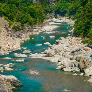 無料壁紙 鮎釣りの光景。PCとデスクトップ壁紙に最適な4K高画質の無料壁紙。三重県大台町の宮川で撮影したフリー写真素材