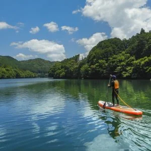 無料壁紙 青空の下でSUP！。PCとデスクトップ壁紙に最適な4K高画質の無料壁紙。三重県大台町の宮川で撮影したフリー写真素材