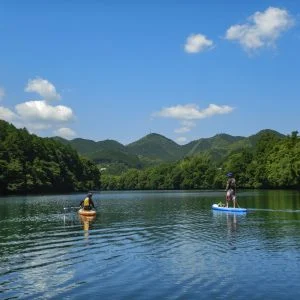 無料壁紙 宮川でSUP！。PCとデスクトップ壁紙に最適な4K高画質の無料壁紙。三重県大台町の宮川で撮影したフリー写真素材