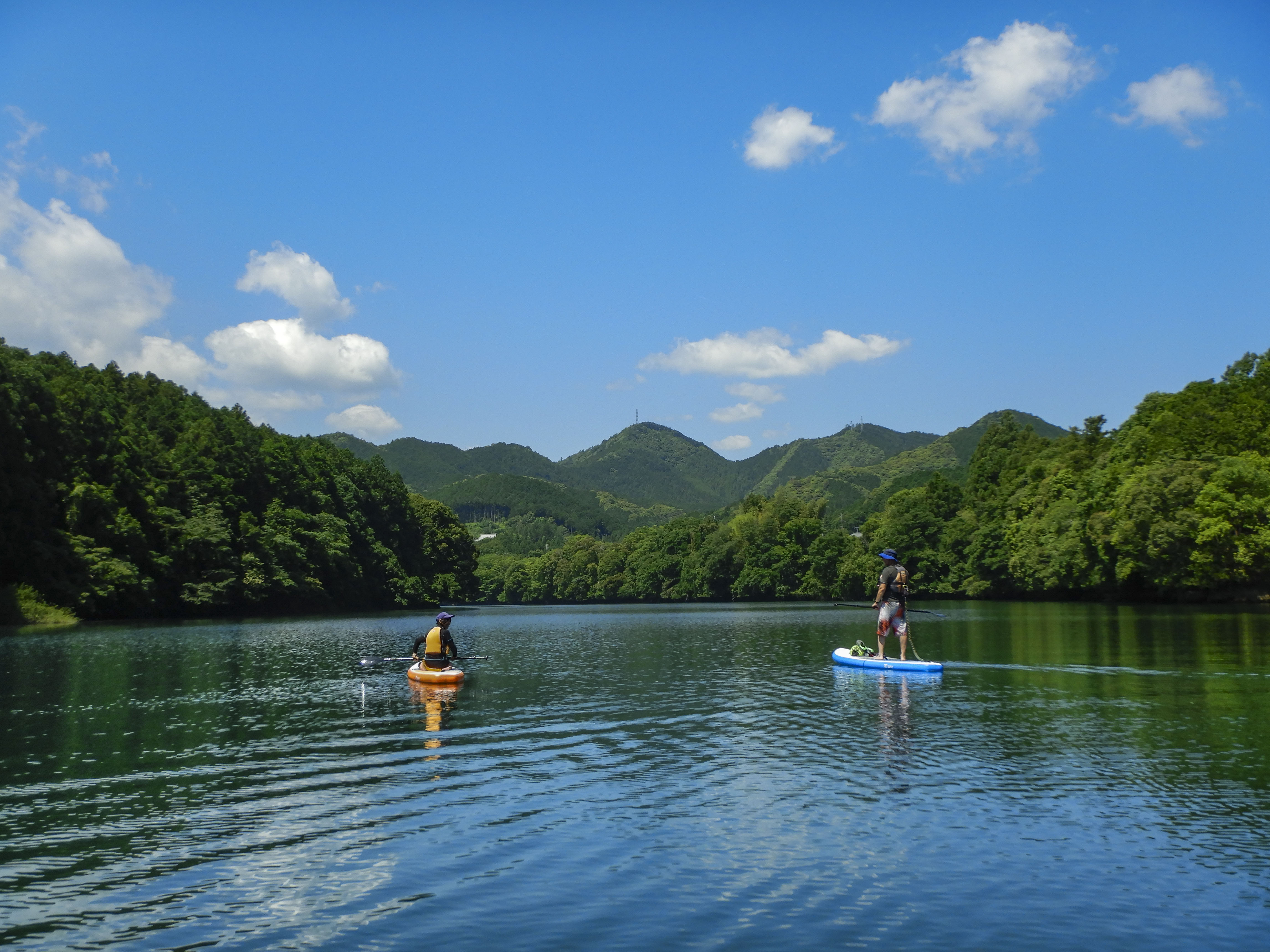 無料壁紙 宮川でSUP!。PCとデスクトップ壁紙に最適な4K高画質の無料壁紙。三重県大台町の宮川で撮影したフリー写真素材