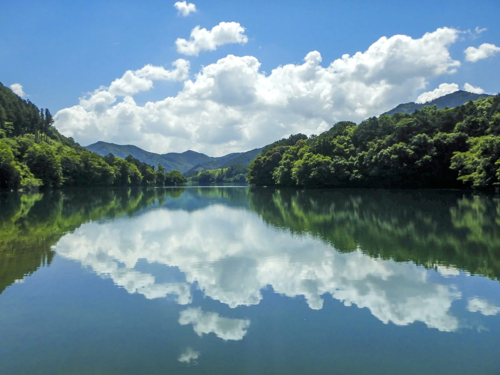 無料壁紙 宮川リフレクション。PCとデスクトップ壁紙に最適な4K高画質の無料壁紙。三重県大台町の宮川で撮影したフリー写真素材