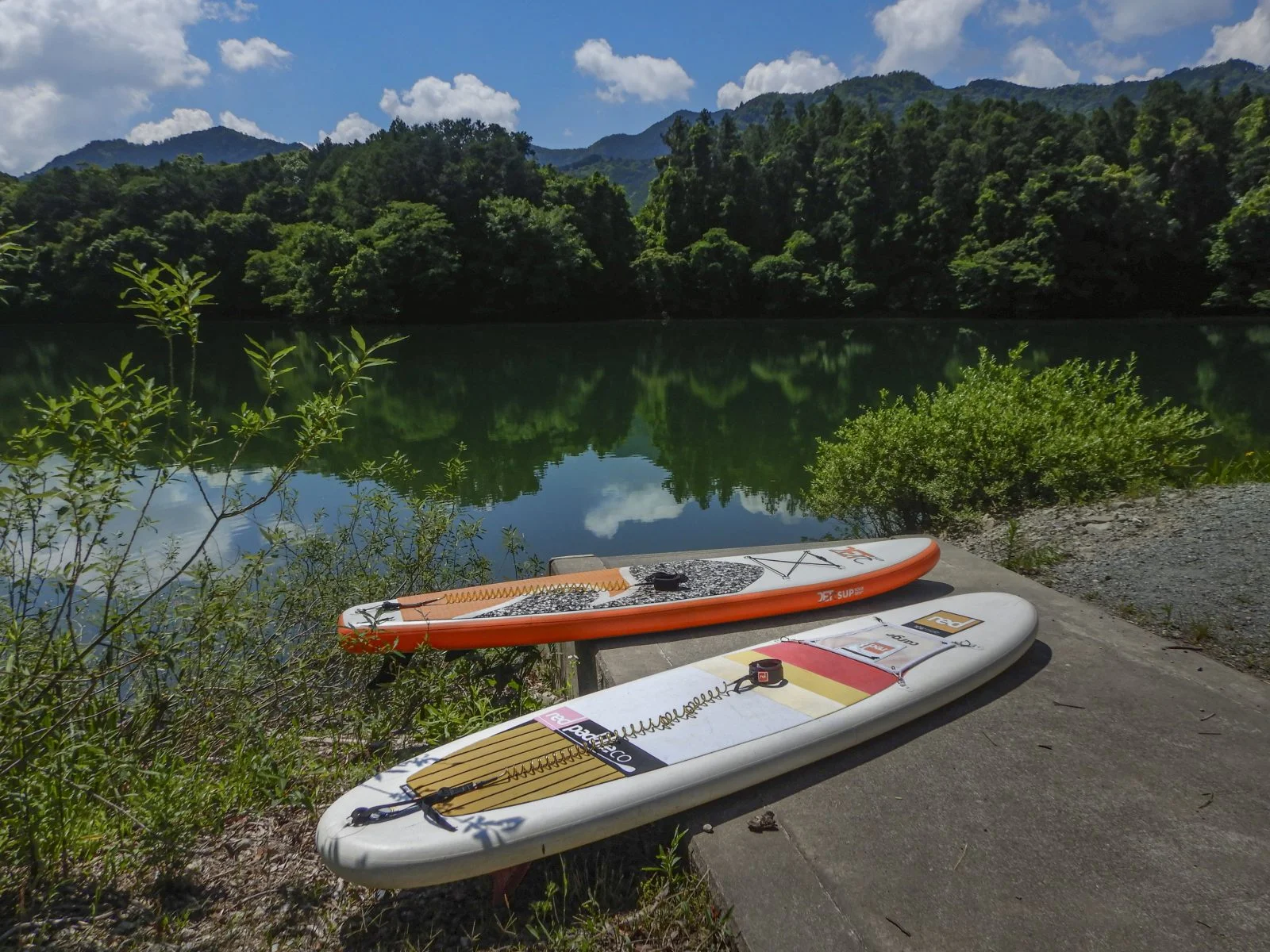 無料壁紙 宮川とSUPボード。PCとデスクトップ壁紙に最適な4K高画質の無料壁紙。三重県大台町の宮川で撮影したフリー写真素材