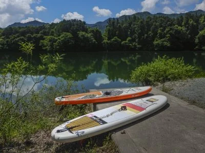 無料壁紙 宮川とSUPボード。PCとデスクトップ壁紙に最適な4K高画質の無料壁紙。三重県大台町の宮川で撮影したフリー写真素材