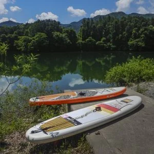 無料壁紙 宮川とSUPボード。PCとデスクトップ壁紙に最適な4K高画質の無料壁紙。三重県大台町の宮川で撮影したフリー写真素材