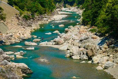 無料壁紙 宮川で鮎釣り。PCとデスクトップ壁紙に最適な4K高画質の無料壁紙。三重県大台町の宮川で撮影したフリー写真素材