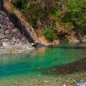 無料壁紙 エメラルドグリーンの薗川（そのかわ）。PCとデスクトップ壁紙に最適な4K高画質の無料壁紙。三重県大台町の奥伊勢フォレストピアで撮影したフリー写真素材