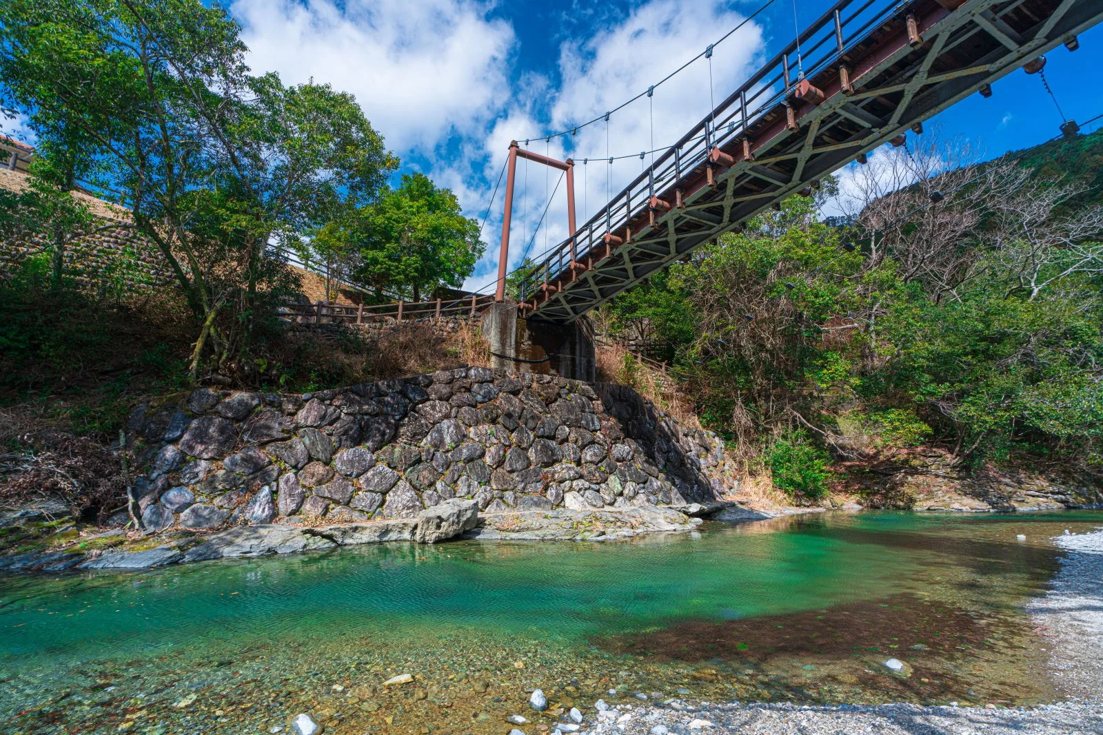 無料壁紙 薗川とせせらぎ橋。PCとデスクトップ壁紙に最適な4K高画質の無料壁紙。三重県大台町の奥伊勢フォレストピアで撮影したフリー写真素材