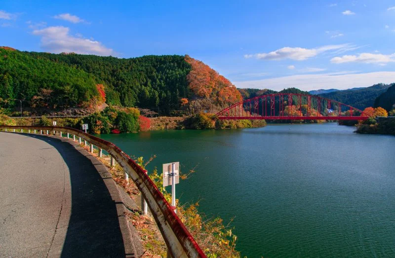 無料壁紙 ダム湖の道を歩く。PCとデスクトップ壁紙に最適な4K高画質の無料壁紙。三重県名張市の青蓮寺湖で撮影したフリー写真素材