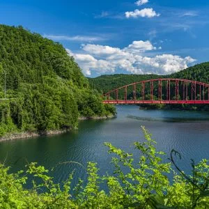 無料壁紙 新緑の青蓮寺ダム。PCとデスクトップ壁紙に最適な4K高画質の無料壁紙。三重県名張市の青蓮寺湖で撮影したフリー写真素材