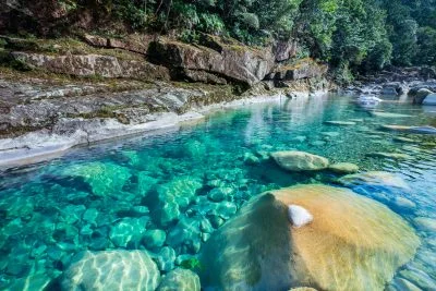 無料壁紙 冬の銚子川ブルー。PCとデスクトップ壁紙に最適な4K高画質の無料壁紙。三重県紀北町の銚子川で撮影したフリー写真素材