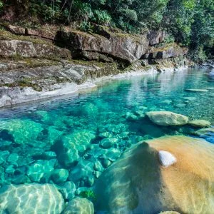 無料壁紙 冬の銚子川ブルー。PCとデスクトップ壁紙に最適な4K高画質の無料壁紙。三重県紀北町の銚子川で撮影したフリー写真素材