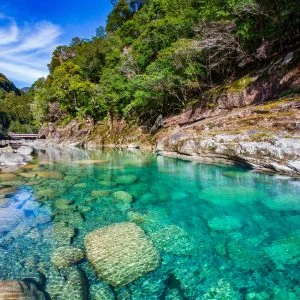 無料壁紙 青空と銚子川ブルー。PCとデスクトップ壁紙に最適な4K高画質の無料壁紙。三重県紀北町の銚子川で撮影したフリー写真素材