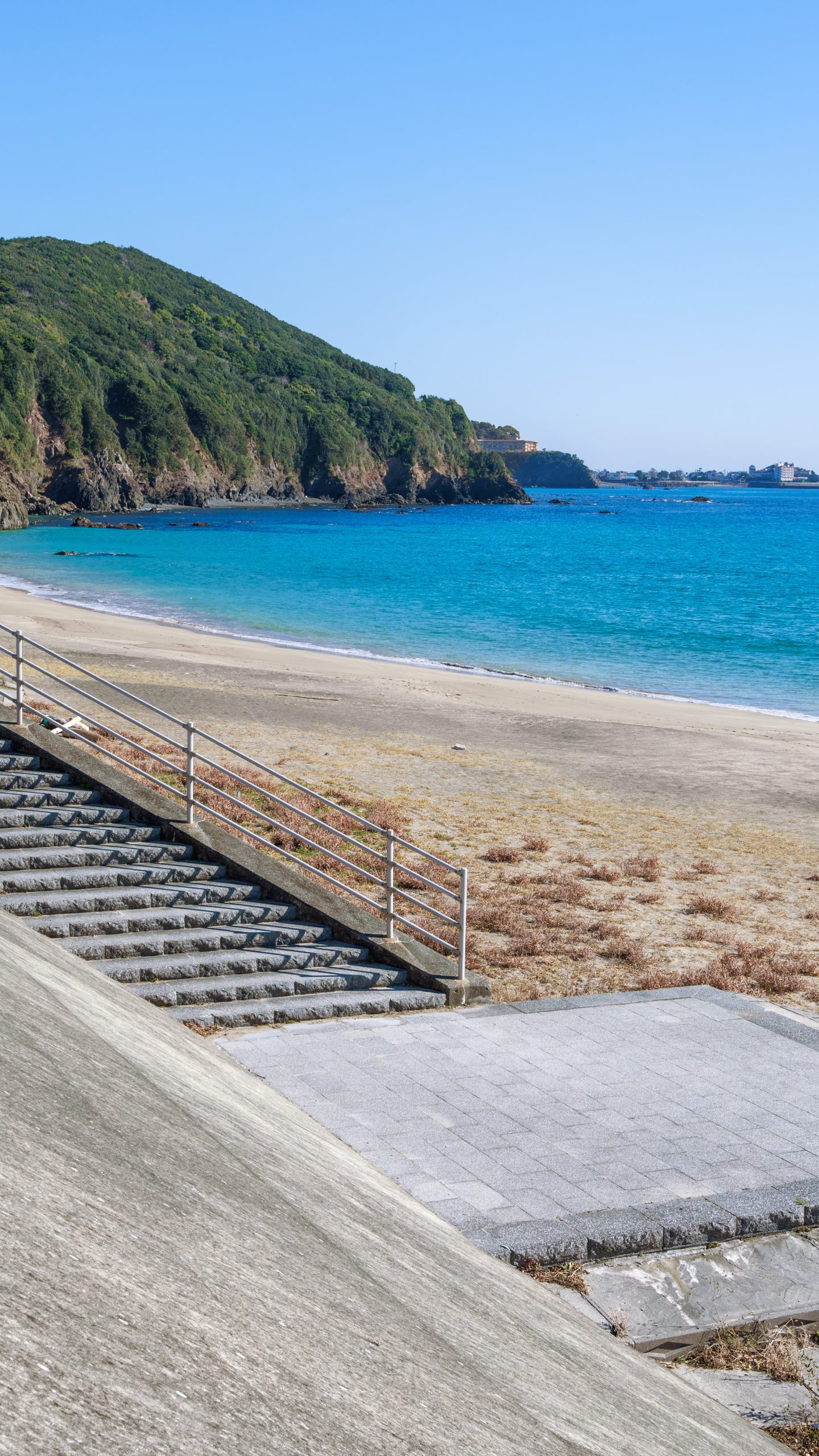 高台の堤防から砂浜へ降りれる階段(三重県志摩市・南張海浜公園)