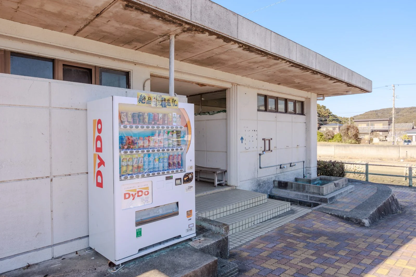 無料壁紙 公衆トイレと自販機。PCとデスクトップ壁紙に最適な4K高画質の無料壁紙。三重県志摩市の南張海浜公園で撮影したフリー写真素材