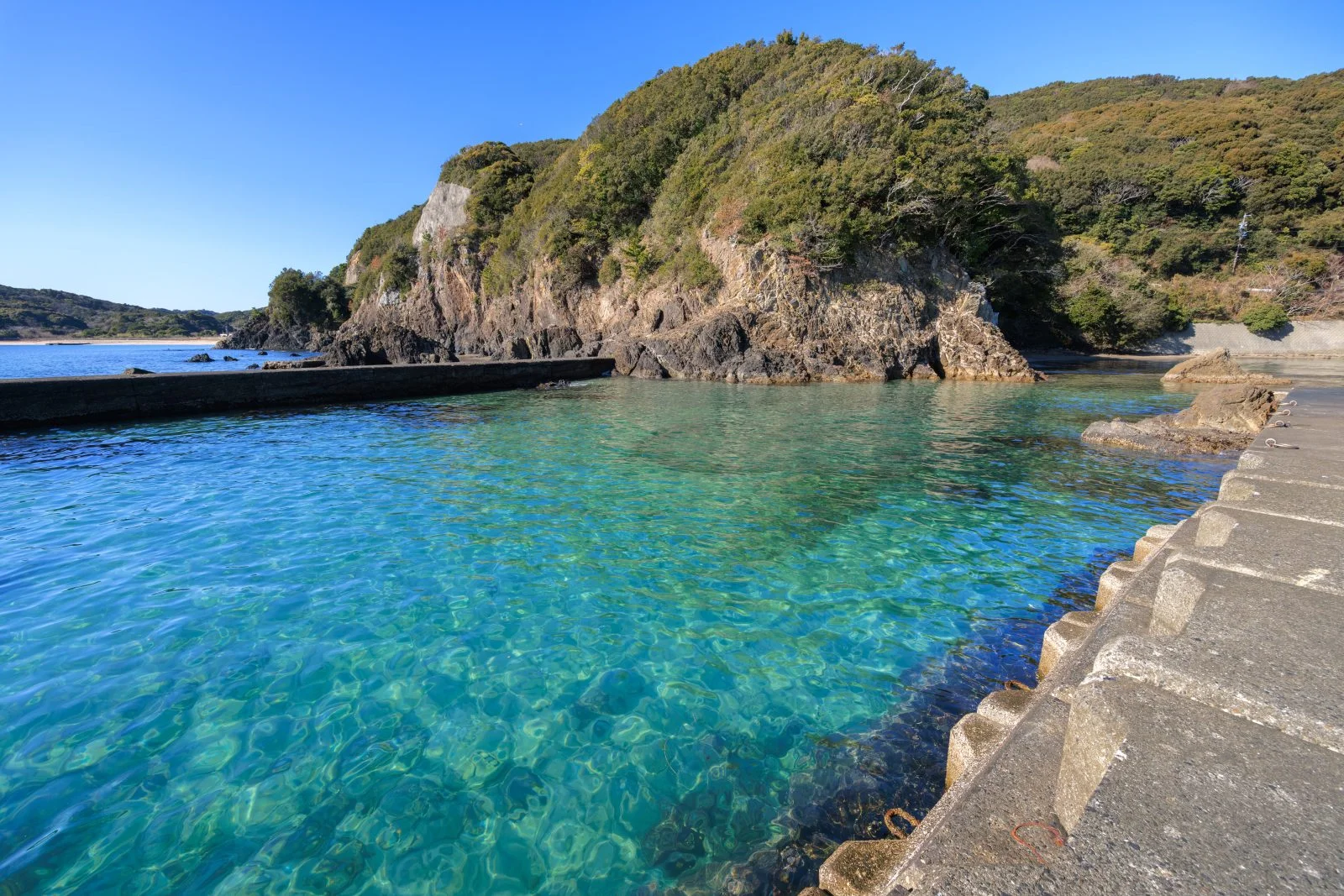 無料壁紙 突堤から海を眺めると透明度がやばい。PCとデスクトップ壁紙に最適な4K高画質の無料壁紙。三重県志摩市の南張海浜公園で撮影したフリー写真素材