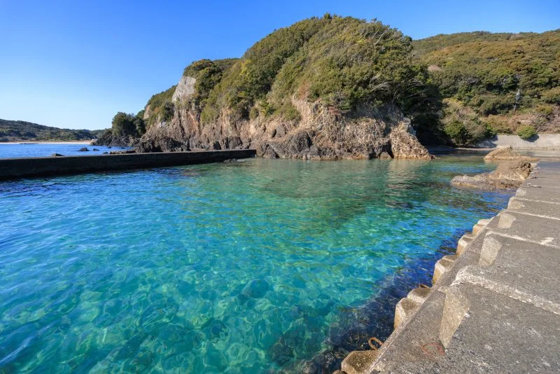 無料壁紙 突堤から海を眺めると透明度がやばい。PCとデスクトップ壁紙に最適な4K高画質の無料壁紙。三重県志摩市の南張海浜公園で撮影したフリー写真素材