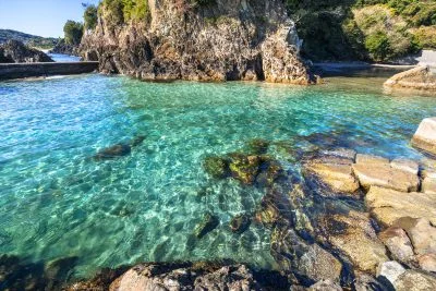 無料壁紙 突堤から眺めるエメラルドグリーンの海。PCとデスクトップ壁紙に最適な4K高画質の無料壁紙。三重県志摩市の南張海浜公園で撮影したフリー写真素材