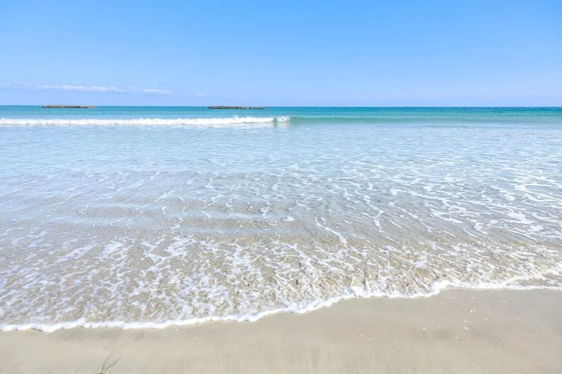 無料壁紙 波打ち際は浅瀬です。PCとデスクトップ壁紙に最適な4K高画質の無料壁紙。三重県志摩市の国府白浜で撮影したフリー写真素材