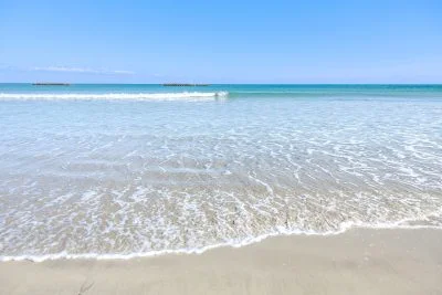 無料壁紙 波打ち際は浅瀬です。PCとデスクトップ壁紙に最適な4K高画質の無料壁紙。三重県志摩市の国府白浜で撮影したフリー写真素材