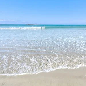 無料壁紙 波打ち際は浅瀬です。PCとデスクトップ壁紙に最適な4K高画質の無料壁紙。三重県志摩市の国府白浜で撮影したフリー写真素材