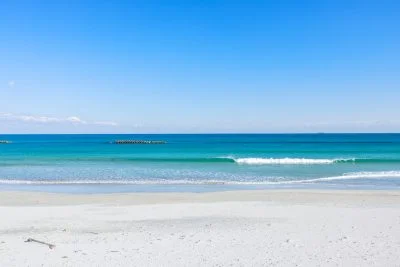 無料壁紙 広々とした白浜。PCとデスクトップ壁紙に最適な4K高画質の無料壁紙。三重県志摩市の国府白浜で撮影したフリー写真素材