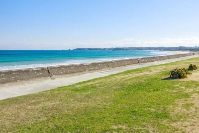 無料壁紙 堤防の上から眺める海。PCとデスクトップ壁紙に最適な4K高画質の無料壁紙。三重県志摩市の国府白浜で撮影したフリー写真素材