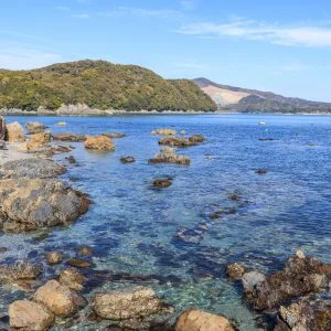 無料壁紙 磯遊びできる岩場。PCとデスクトップ壁紙に最適な4K高画質の無料壁紙。三重県鳥羽市の安楽島海水浴場で撮影したフリー写真素材