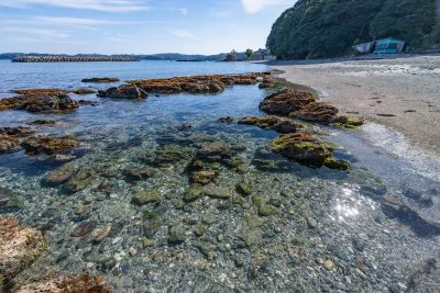 無料壁紙 駐車場と更衣室から近い岩場。PCとデスクトップ壁紙に最適な4K高画質の無料壁紙。三重県鳥羽市の安楽島海水浴場で撮影したフリー写真素材