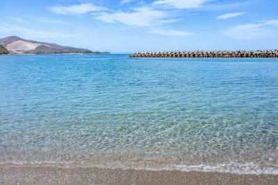 無料壁紙 波打ち際から菅島が見える。PCとデスクトップ壁紙に最適な4K高画質の無料壁紙。三重県鳥羽市の安楽島海水浴場で撮影したフリー写真素材