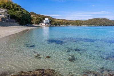 無料壁紙 砂浜と海の全景。PCとデスクトップ壁紙に最適な4K高画質の無料壁紙。三重県鳥羽市の安楽島海水浴場で撮影したフリー写真素材