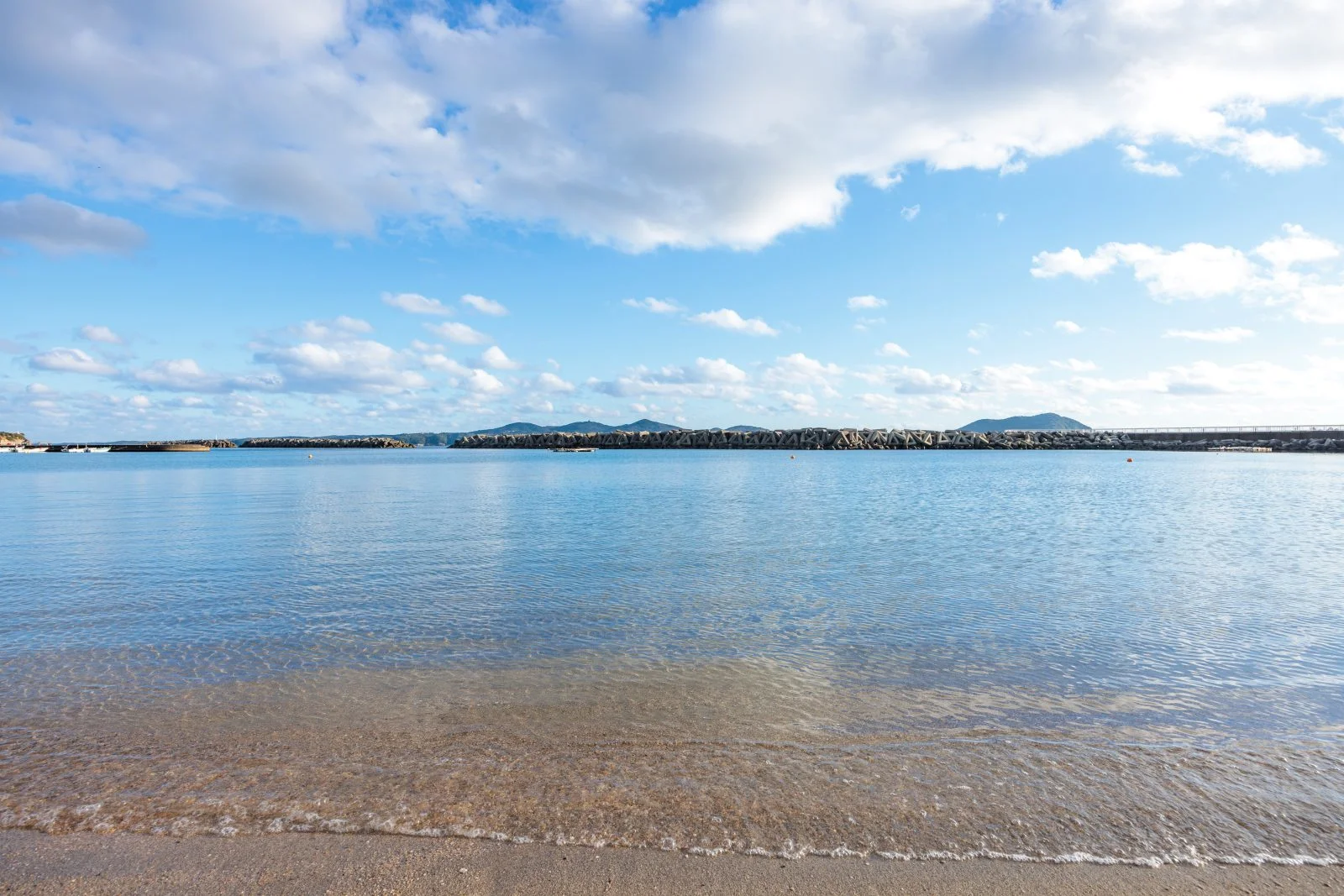 無料壁紙 砂浜から眺める海。PCとデスクトップ壁紙に最適な4K高画質の無料壁紙。三重県志摩市の大矢浜海水浴場で撮影したフリー写真素材