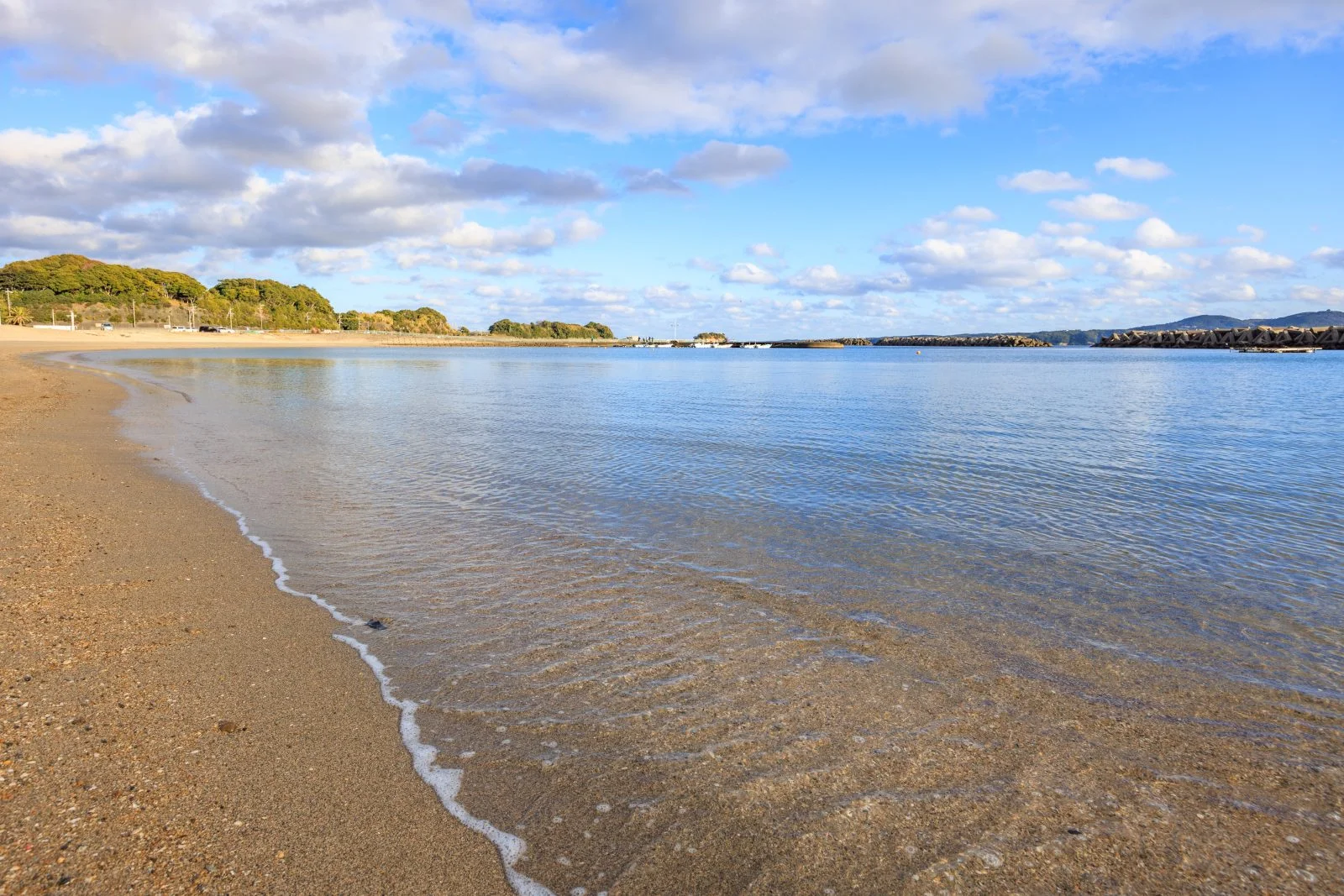 無料壁紙 綺麗な水質の海。PCとデスクトップ壁紙に最適な4K高画質の無料壁紙。三重県志摩市の大矢浜海水浴場で撮影したフリー写真素材