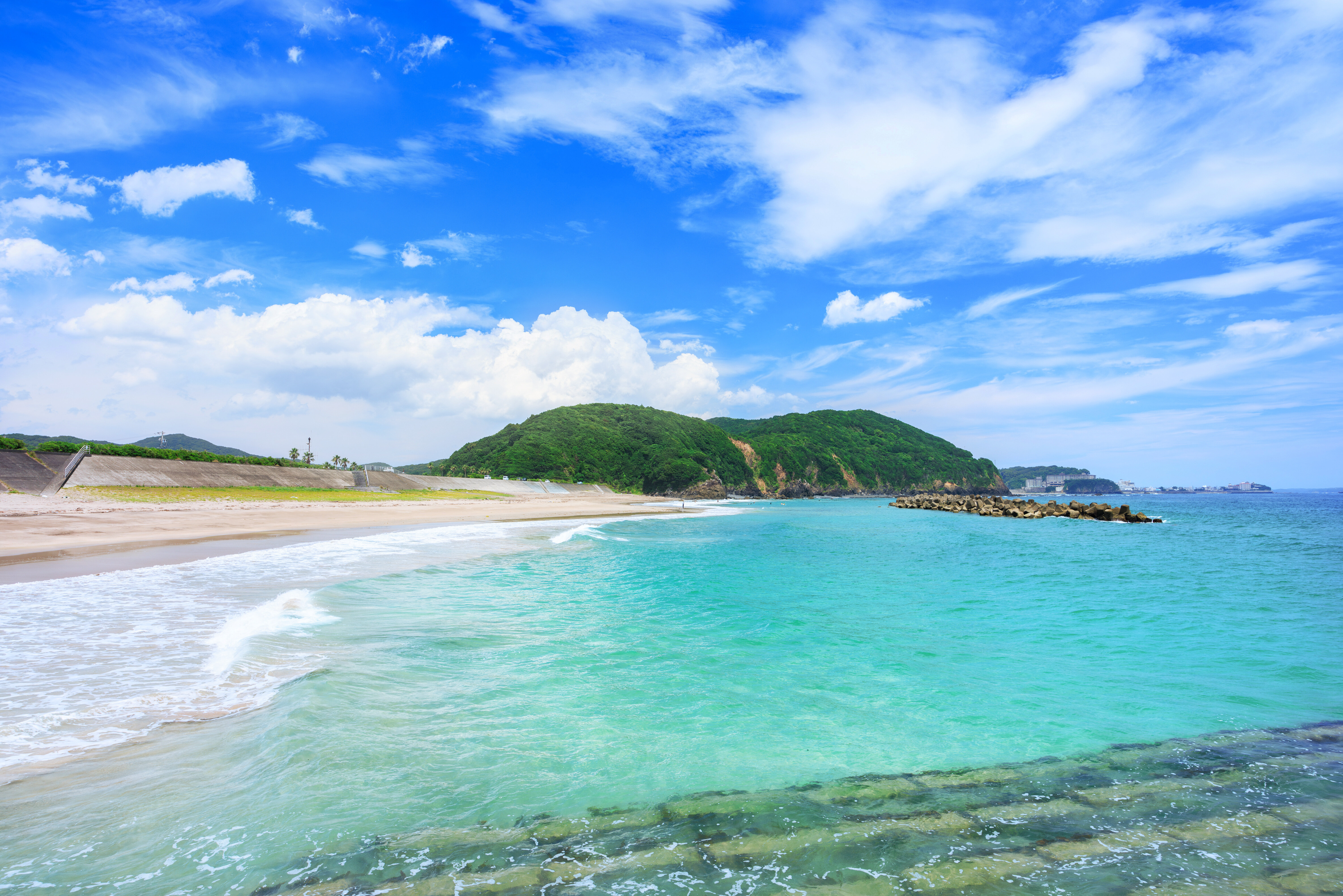 無料壁紙 夏雲とエメラルドグリーンの海。PCとデスクトップ壁紙に最適な4K高画質の無料壁紙。三重県志摩市の南張海浜公園で撮影したフリー写真素材