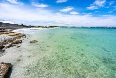 無料壁紙 岩場から海水浴エリアを眺める。PCとデスクトップ壁紙に最適な4K高画質の無料壁紙。三重県志摩市の阿児の松原海水浴場で撮影したフリー写真素材